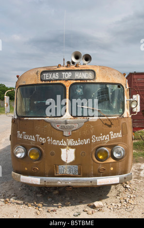 Austin Texas Hill Country western swing band abandonné tour bus vers 1950 s dans parking de Broken Spoke honky tonk Banque D'Images