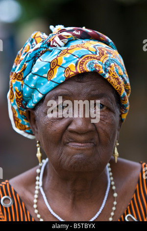 Une femme âgée au Togo, Afrique de l'Ouest est enveloppée d'un châle bleu et écharpe. Banque D'Images