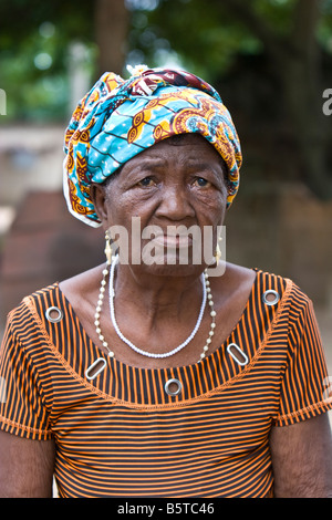 Une femme âgée au Togo, Afrique de l'Ouest est enveloppée d'un châle bleu et écharpe. Banque D'Images