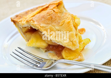 Tranche de pomme fraîche tarte sur une plaque Banque D'Images