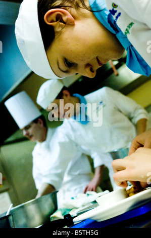 Étudiant 3 chefs préparent la nourriture dans la cuisine et à Westminster Kingsway College Banque D'Images