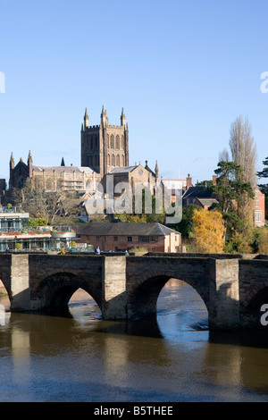 Rivière Wye, Pont Ancien De Hereford Et Cathédrale, Hereford, Herefordshire. Banque D'Images