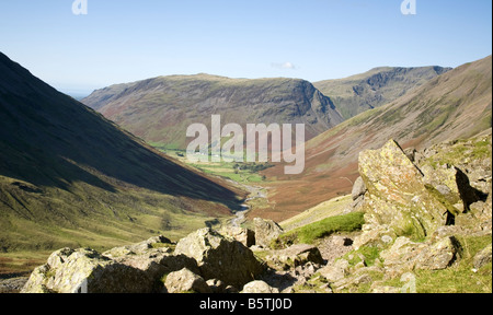 Vue depuis le sommet du col Styhead à la recherche vers le bas dans Wasdale avec Yewbarrow in distance Banque D'Images