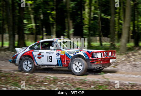 1977 Porsche 911 Carrera avec chauffeur David Cavanagh au Goodwood Festival of Speed, Sussex, UK. Banque D'Images