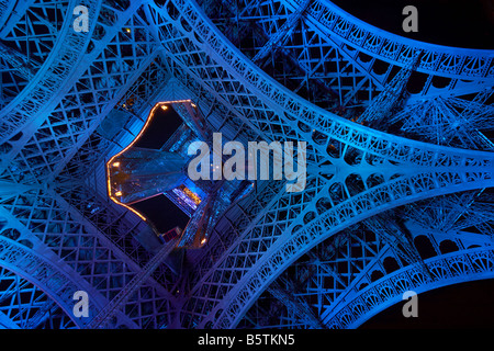 Dessous de la Tour Eiffel allumé en bleu lors de la présidence de l'UE de 2008 Paris France Banque D'Images