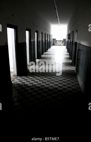 Les cellules du couloir de la prison de claustrophobie verrou fermé les portes du pénitencier Banque D'Images