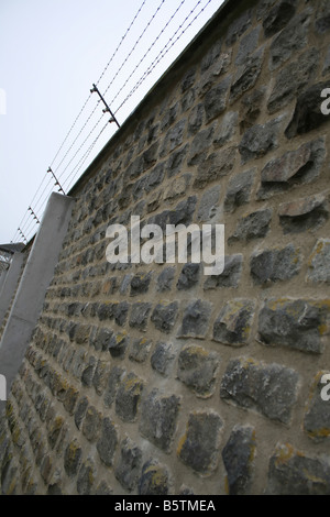 Mur de la prison du fil barbelé clôture de sécurité maximale Banque D'Images