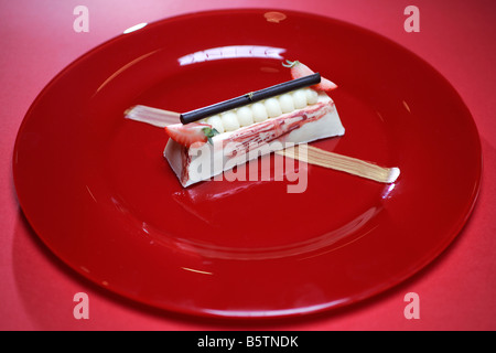 L'heure du thé gâteau teacake with douce sucrée sucre chocolat bonbons peu de petits morceaux de caramel tarte dessert manger savoureux goût torte Banque D'Images