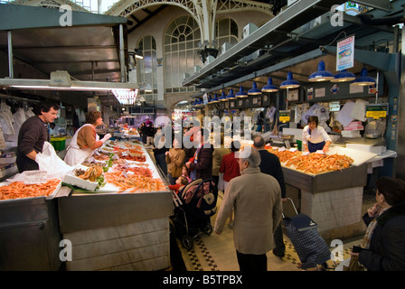 Espagnols l'achat des fruits de mer dans le marché central des poissons Mercado Central dans le centre-ville historique de Valence Espagne Banque D'Images