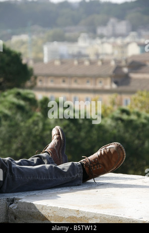 Man relaxing on wall sur l'Aventin à Rome, Italie Banque D'Images