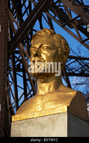 Buste de Gustave Eiffel sous la Tour Eiffel Tower Paris France Banque D'Images