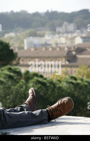 Man relaxing on wall sur l'Aventin à Rome, Italie Banque D'Images