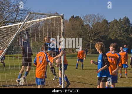 Dimanche Match de football amateur ligue gardien attraper la balle joueurs footballeurs Banque D'Images