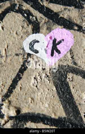 C et k deux initiales sur le mur peint graffiti coeur Banque D'Images