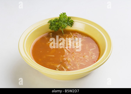 Close-up de soupe poulet et nouilles dans un bol Banque D'Images
