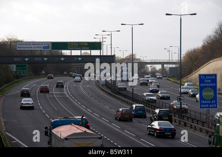 A406 North Circular London South Woodford occupé du trafic des camions camions voitures Cars Road Sign Voies Feux d'autoroute périphérique Banque D'Images