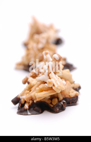 Cookies informes couverts de chocolat et sucre topping Banque D'Images