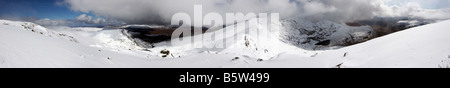 Beinn un Fhurain & Ben plus d'Assynt Conival avec des averses de neige de printemps souffle sur Banque D'Images