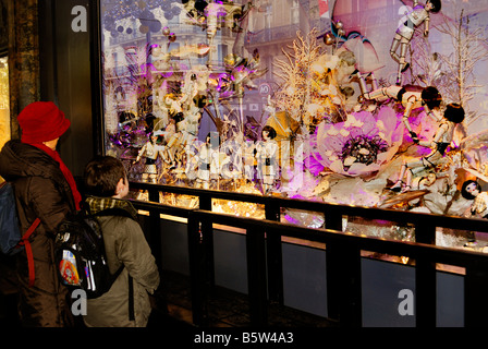 Paris France magasins de Noël en famille, au grand magasin français « le printemps » avec lumières, boutique décorée fenêtre avant, maman shopping avec son fils Banque D'Images