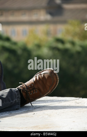 Man relaxing on wall sur l'Aventin à Rome, Italie Banque D'Images