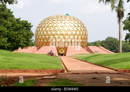 Le Matrimandir Golden Globe à Auroville, près de Pondichéry en Inde. Banque D'Images