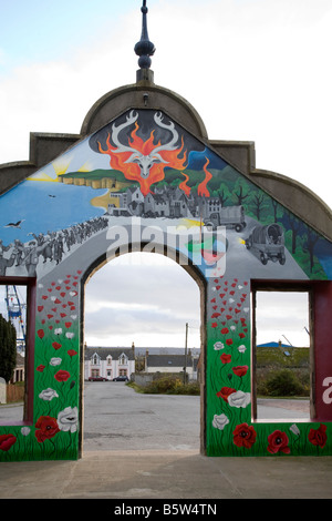 Rail peint par Tracey Shough Archway Invergordon, Gare, Ecosse, Royaume-Uni. 4e Bataillon Seaforth Highlanders qui part pour la France en 1939, Banque D'Images