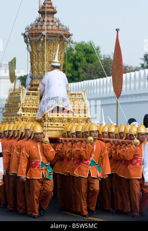 Phra Yannamas Lamkhan Sam un palanquin d'or avec trois pôles portant l'Urne Royal porté par 60 porteurs à Bangkok Banque D'Images