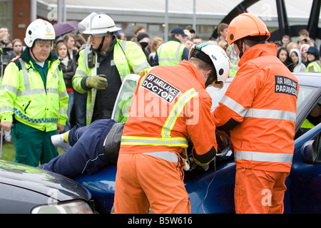 Simulation d'accident de la route au collège local visant à livrer des messages pouvant sauver des vies pour les jeunes conducteurs Banque D'Images