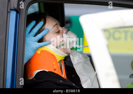 Simulation d'accident de la route au collège local visant à livrer des messages pouvant sauver des vies pour les jeunes conducteurs Banque D'Images