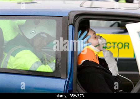 Simulation d'accident de la route au collège local visant à livrer des messages pouvant sauver des vies pour les jeunes conducteurs Banque D'Images