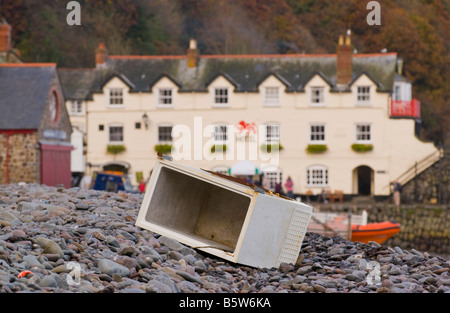 Congélateur échoués sur une plage de galets dans le village côtier de Clovelly North Devon England UK Banque D'Images