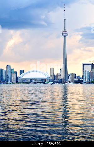 Vue panoramique à Toronto city waterfront skyline at sunset Banque D'Images