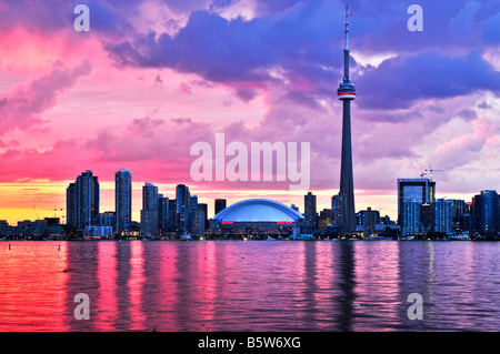 Vue panoramique à Toronto city waterfront skyline at sunset Banque D'Images