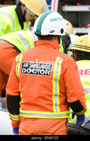 Simulation d'accident de la route au collège local visant à livrer des messages pouvant sauver des vies pour les jeunes conducteurs Banque D'Images