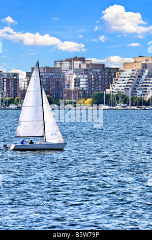 Voilier naviguant dans le port de Toronto avec vue sur front de mer pittoresque Banque D'Images