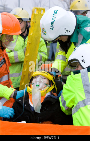 Simulation d'accident de la route au collège local visant à livrer des messages pouvant sauver des vies pour les jeunes conducteurs Banque D'Images