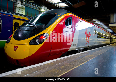 London Euston Station , FER , Virgin Rail train ferroviaire moteurs et des voitures à plate-forme Banque D'Images