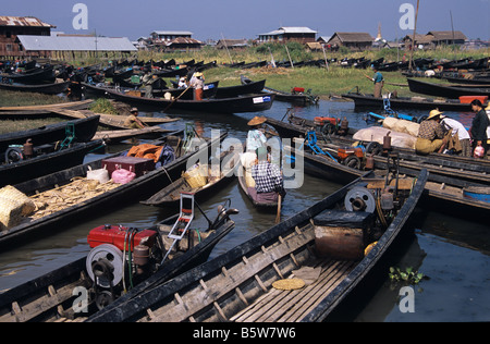 Jour de marché à bord de lac Naung Taw Village, lac Inle, Birmanie ou Myanmar Banque D'Images