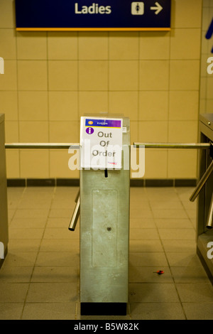 London Euston Station de chemin de fer , , entrée de mesdames les toilettes publiques avec panneau disant hors service ! ! Banque D'Images