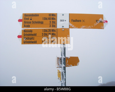 Signe congelé le long du sentier de haute montagne menant de Grindlewald pour Falhorn dans l'Oberland Bernois Région de Suisse Banque D'Images