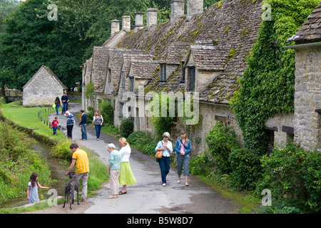 Cotswold stone cottages dans le village de Bibury Gloucestershire Angleterre Banque D'Images