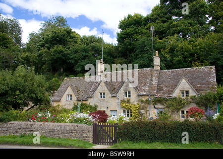 Cotswold cottage en pierre dans le village de Bibury Gloucestershire Angleterre Banque D'Images