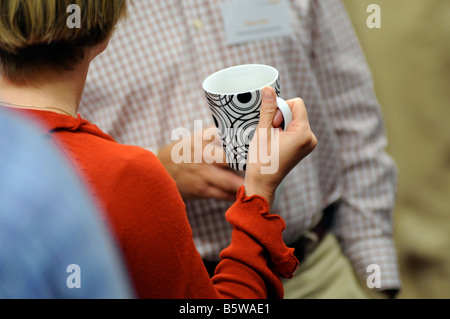 Image libre photo de business woman talking to man et holding cup lors d'une réunion à Londres UK Banque D'Images