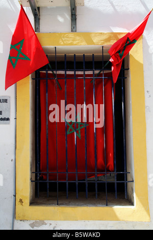 Drapeau marocain sur l'affichage à l'extérieur du bureau de poste à Essaouira Maroc Banque D'Images