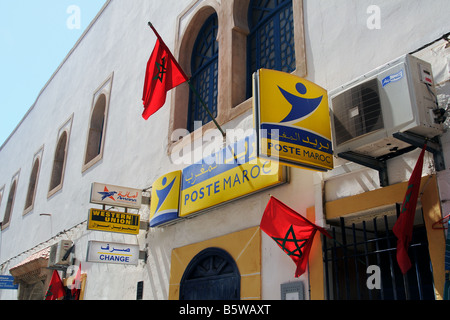 Drapeau marocain sur l'affichage à l'extérieur du bureau de poste à Essaouira Maroc Banque D'Images