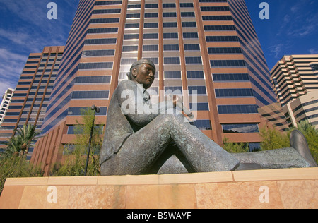 Amérique USA ARIZONA PHOENIX une sculpture indienne Navajo et un monument à la Howe Caverns of World War II Banque D'Images