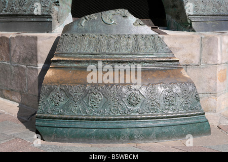 Détail de l'arrêt de la dalle fissurée Tsar Bell (1733-1735) au Kremlin, à Moscou, Russie Banque D'Images