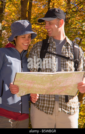 Jeune couple consultant une carte lors d'une randonnée au milieu des couleurs d'automne sur le Temple Quarry Trail dans peu de Wasatch Canyon Cottonwood Banque D'Images