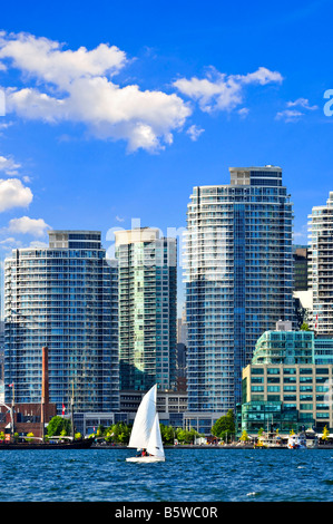 Voilier naviguant dans le port de Toronto avec vue sur front de mer pittoresque Banque D'Images