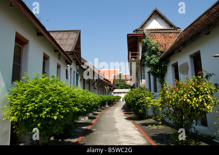 Les quartiers des moines au Wat Mahathat Yuwaratharangsarit Ratchaworamahawihan près de Sanam Luang à Bangkok Banque D'Images